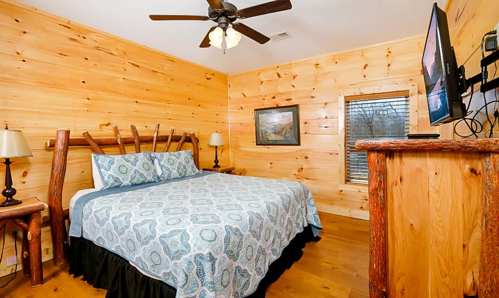 Luxe Mtn View Cabin, Sleeps 10, Hot Tub, Game Room