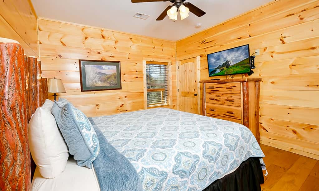 Luxe Mtn View Cabin, Sleeps 10, Hot Tub, Game Room
