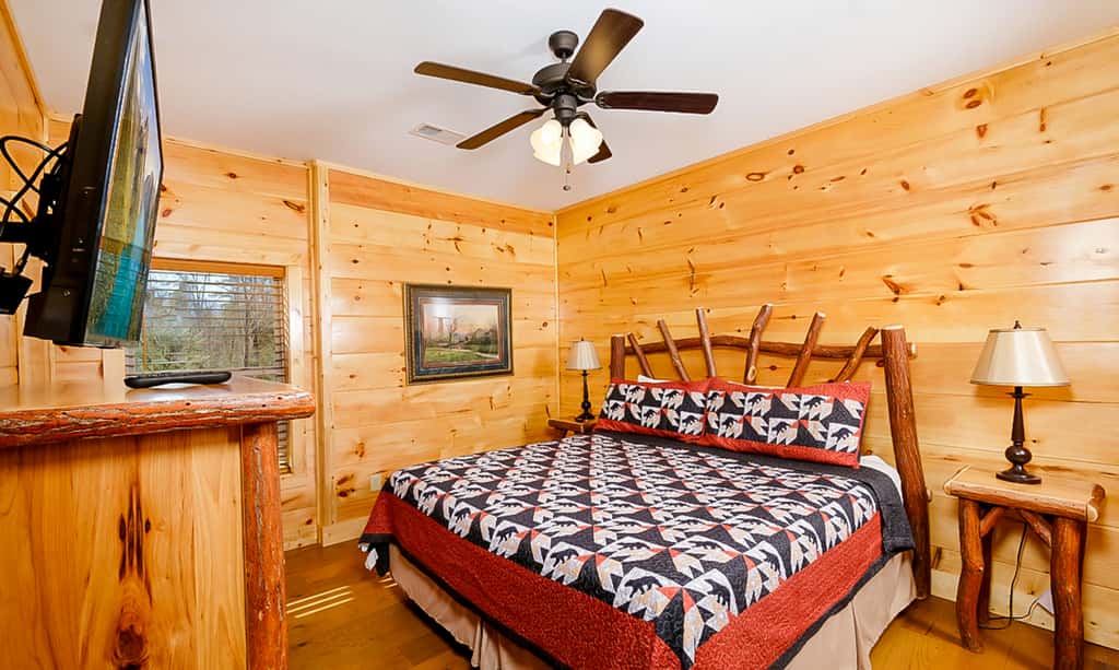Luxe Mtn View Cabin, Sleeps 10, Hot Tub, Game Room