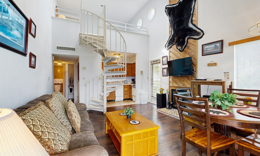 🏞️ 𝗚𝗮𝘁𝗹𝗶𝗻𝗯𝘂𝗿𝗴 𝗦𝘂𝗺𝗺𝗶𝘁 𝟳𝟯𝟬𝟱
Cozy Gatlinburg mountain condo with stunning Smoky Mountain views, sleeps 6, perfect for family vacations, couples retreats, or weekend getaways. Features hot tub, indoor pool, fireplace, balcony, WiFi, streaming TV, and full kitchen. Minutes to downtown Gatlinburg, Great Smoky Mountains National Park, hiking trails, skiing, Dollywood, and top attractions.