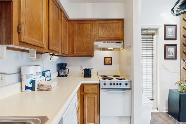 🏞️ 𝗚𝗮𝘁𝗹𝗶𝗻𝗯𝘂𝗿𝗴 𝗦𝘂𝗺𝗺𝗶𝘁 𝟳𝟯𝟬𝟱
Cozy Gatlinburg mountain condo with stunning Smoky Mountain views, sleeps 6, perfect for family vacations, couples retreats, or weekend getaways. Features hot tub, indoor pool, fireplace, balcony, WiFi, streaming TV, and full kitchen. Minutes to downtown Gatlinburg, Great Smoky Mountains National Park, hiking trails, skiing, Dollywood, and top attractions.