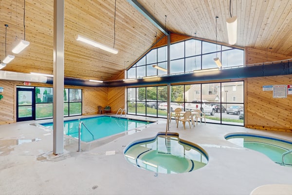 🏞️ 𝗚𝗮𝘁𝗹𝗶𝗻𝗯𝘂𝗿𝗴 𝗦𝘂𝗺𝗺𝗶𝘁 𝟳𝟯𝟬𝟱
Cozy Gatlinburg mountain condo with stunning Smoky Mountain views, sleeps 6, perfect for family vacations, couples retreats, or weekend getaways. Features hot tub, indoor pool, fireplace, balcony, WiFi, streaming TV, and full kitchen. Minutes to downtown Gatlinburg, Great Smoky Mountains National Park, hiking trails, skiing, Dollywood, and top attractions.