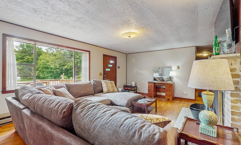 ๐๏ธ ๐ฆ๐ผ๐๐๐ต๐ฒ๐ฟ๐ป ๐๐ผ๐บ๐ณ๐ผ๐ฟ๐
Private Lone Mountain retreat near Norris Lake and Smoky Mountains. Perfect for family getaways, work crews, and extended stays. Sleeps 6 with cozy wood-burning fireplace, scenic mountain-view deck, covered porch with outdoor bar, fire pit, and enclosed dog run. Minutes to The Tennessee Vues, Lone Mountain Shores, hiking, boating, golf, and Cumberland Gap. Easy drive to Knoxville. Ideal East TN cabin escape with comfort, views, and convenience.
