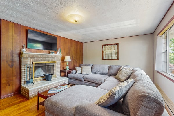 ๐๏ธ ๐ฆ๐ผ๐๐๐ต๐ฒ๐ฟ๐ป ๐๐ผ๐บ๐ณ๐ผ๐ฟ๐
Private Lone Mountain retreat near Norris Lake and Smoky Mountains. Perfect for family getaways, work crews, and extended stays. Sleeps 6 with cozy wood-burning fireplace, scenic mountain-view deck, covered porch with outdoor bar, fire pit, and enclosed dog run. Minutes to The Tennessee Vues, Lone Mountain Shores, hiking, boating, golf, and Cumberland Gap. Easy drive to Knoxville. Ideal East TN cabin escape with comfort, views, and convenience.