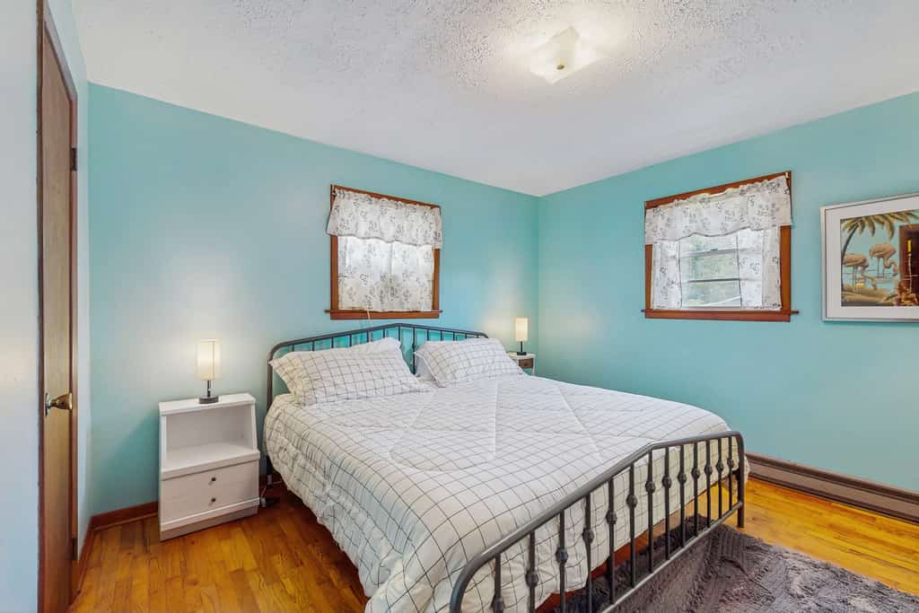 🏞️ 𝗦𝗼𝘂𝘁𝗵𝗲𝗿𝗻 𝗖𝗼𝗺𝗳𝗼𝗿𝘁
Private Lone Mountain retreat near Norris Lake and Smoky Mountains. Perfect for family getaways, work crews, and extended stays. Sleeps 6 with cozy wood-burning fireplace, scenic mountain-view deck, covered porch with outdoor bar, fire pit, and enclosed dog run. Minutes to The Tennessee Vues, Lone Mountain Shores, hiking, boating, golf, and Cumberland Gap. Easy drive to Knoxville. Ideal East TN cabin escape with comfort, views, and convenience.