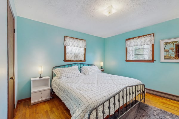 ๐๏ธ ๐ฆ๐ผ๐๐๐ต๐ฒ๐ฟ๐ป ๐๐ผ๐บ๐ณ๐ผ๐ฟ๐
Private Lone Mountain retreat near Norris Lake and Smoky Mountains. Perfect for family getaways, work crews, and extended stays. Sleeps 6 with cozy wood-burning fireplace, scenic mountain-view deck, covered porch with outdoor bar, fire pit, and enclosed dog run. Minutes to The Tennessee Vues, Lone Mountain Shores, hiking, boating, golf, and Cumberland Gap. Easy drive to Knoxville. Ideal East TN cabin escape with comfort, views, and convenience.