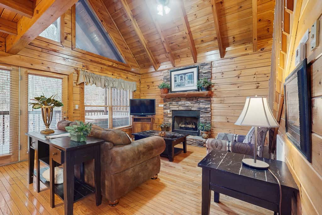 Cabin N Gorgeous Wooded Setting, Sleeps 6, Hot Tub