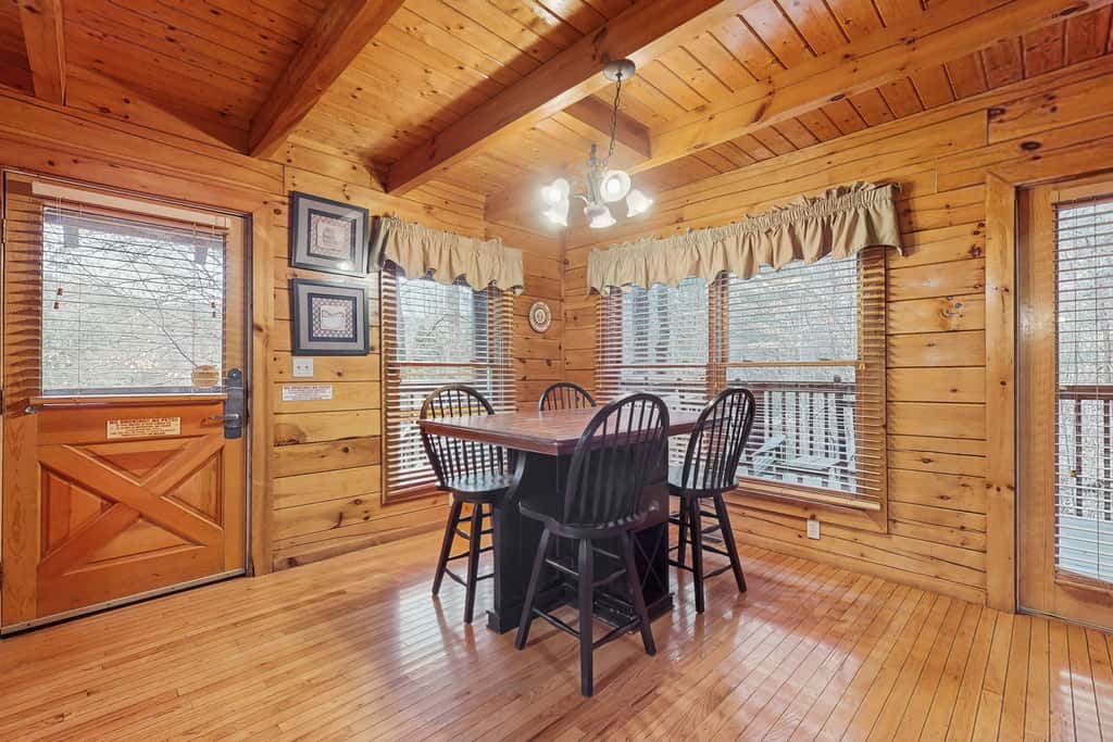 Cabin N Gorgeous Wooded Setting, Sleeps 6, Hot Tub