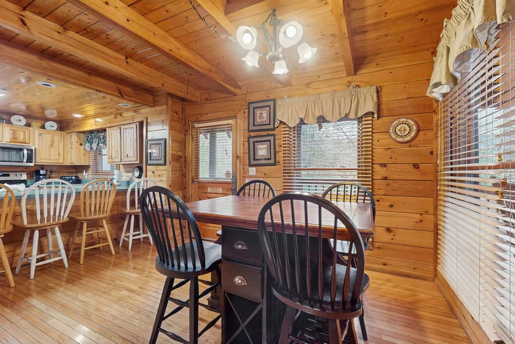Cabin N Gorgeous Wooded Setting, Sleeps 6, Hot Tub