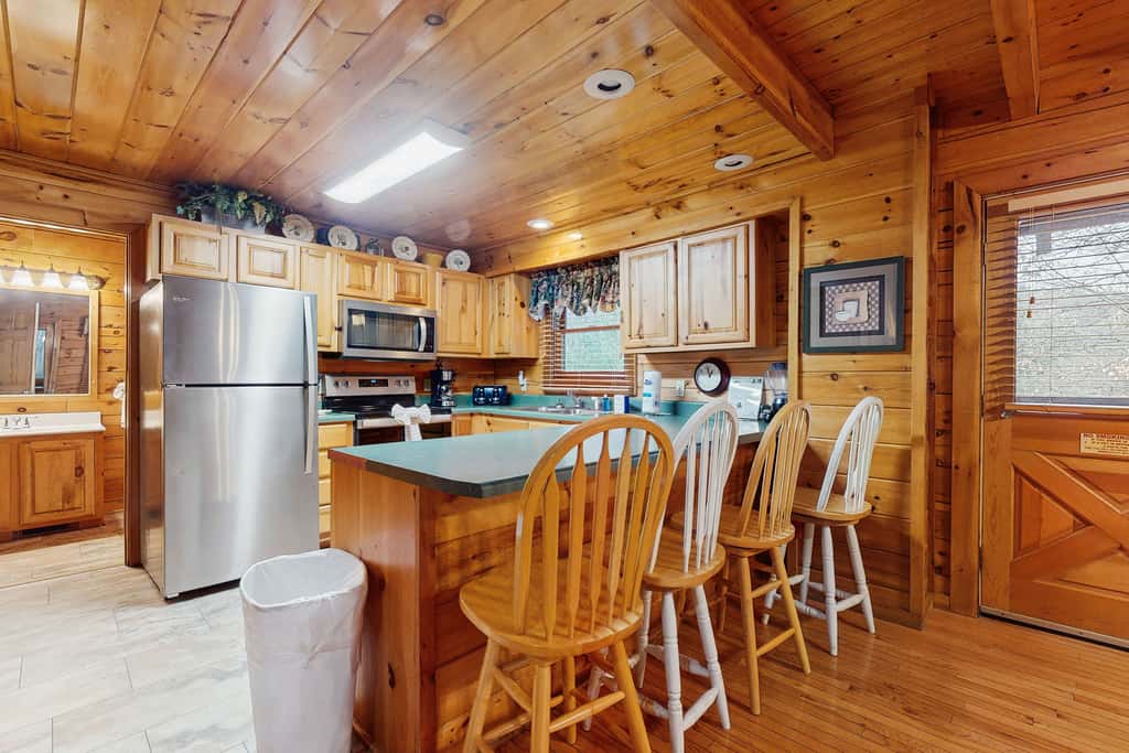 Cabin N Gorgeous Wooded Setting, Sleeps 6, Hot Tub