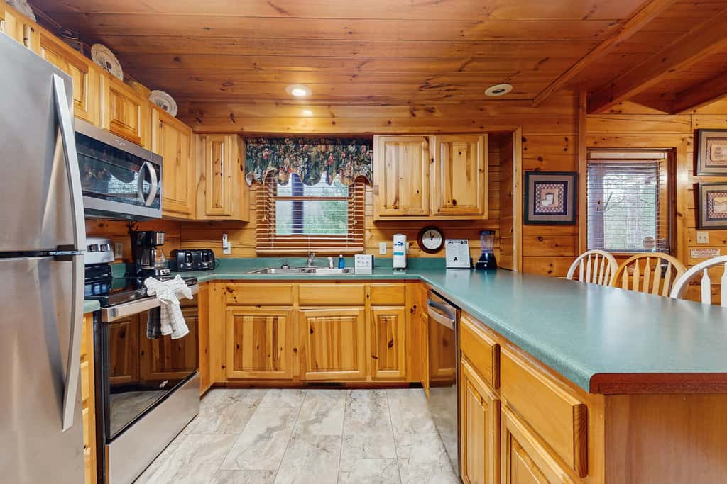 Cabin N Gorgeous Wooded Setting, Sleeps 6, Hot Tub