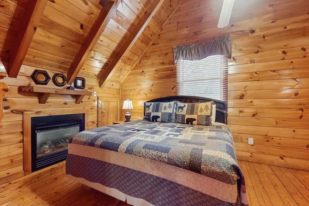 Cabin N Gorgeous Wooded Setting, Sleeps 6, Hot Tub