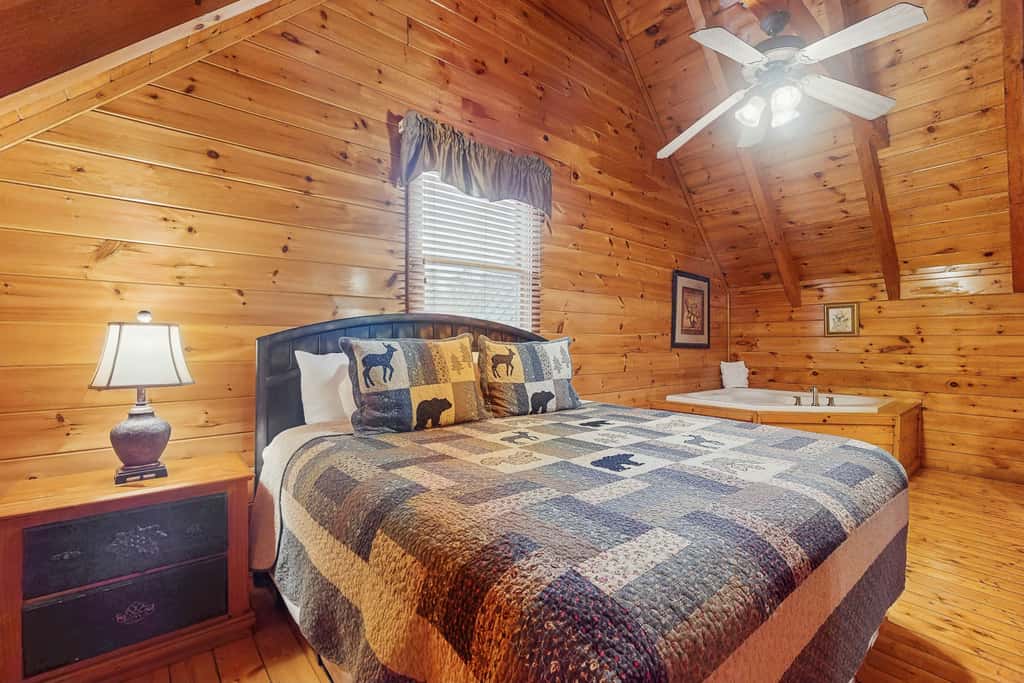 Cabin N Gorgeous Wooded Setting, Sleeps 6, Hot Tub