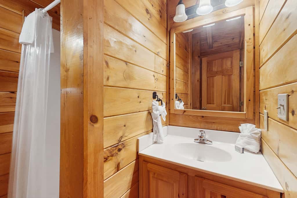 Cabin N Gorgeous Wooded Setting, Sleeps 6, Hot Tub