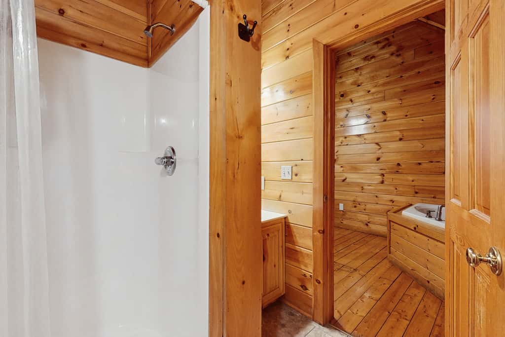 Cabin N Gorgeous Wooded Setting, Sleeps 6, Hot Tub