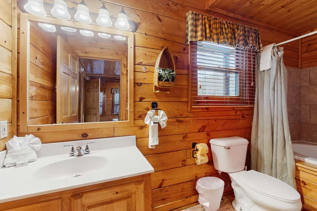 Cabin N Gorgeous Wooded Setting, Sleeps 6, Hot Tub