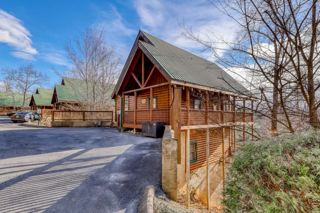 Peaceful cabin in a gated community & private hot tub
