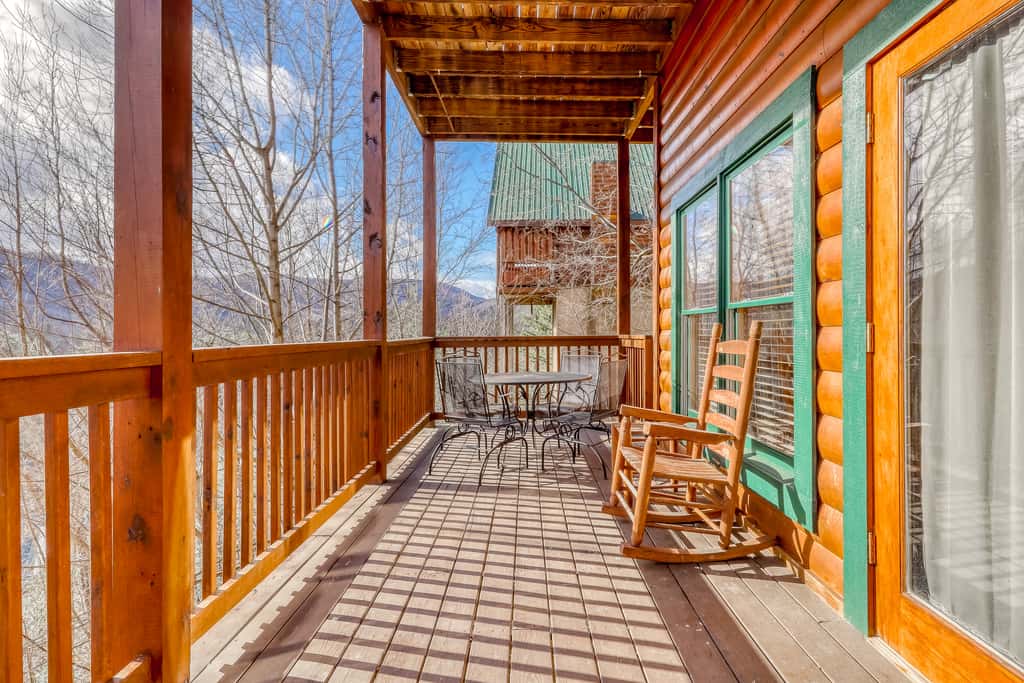 Peaceful cabin in a gated community & private hot tub