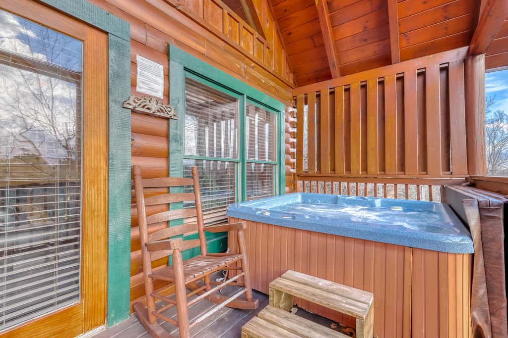 Peaceful cabin in a gated community & private hot tub