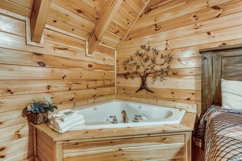 Peaceful cabin in a gated community & private hot tub