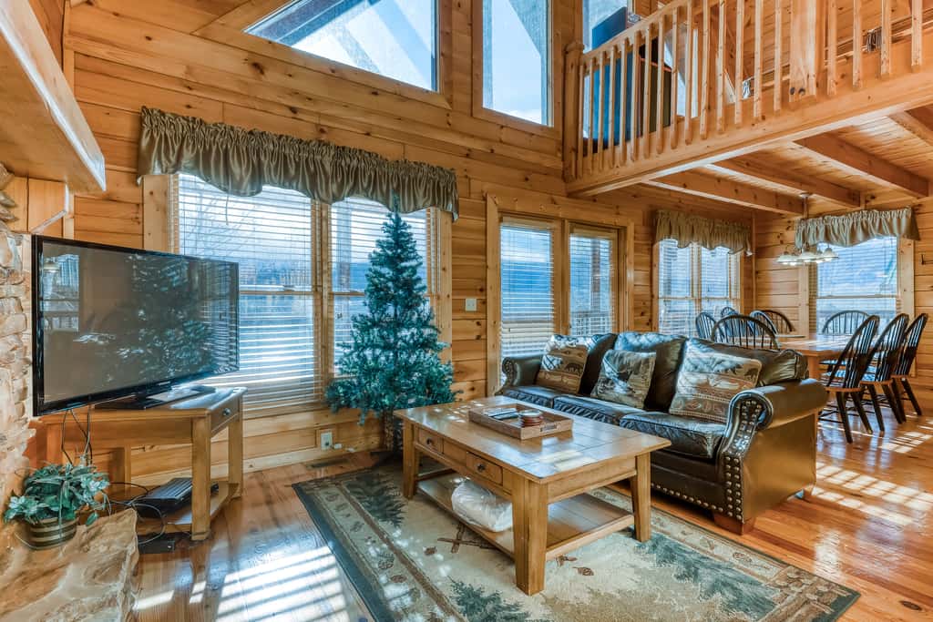 Peaceful cabin in a gated community & private hot tub