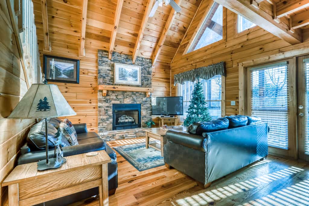 Peaceful cabin in a gated community & private hot tub