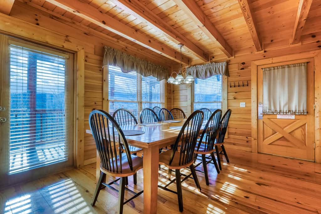Peaceful cabin in a gated community & private hot tub