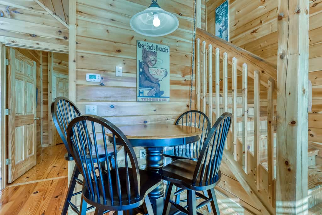 Peaceful cabin in a gated community & private hot tub