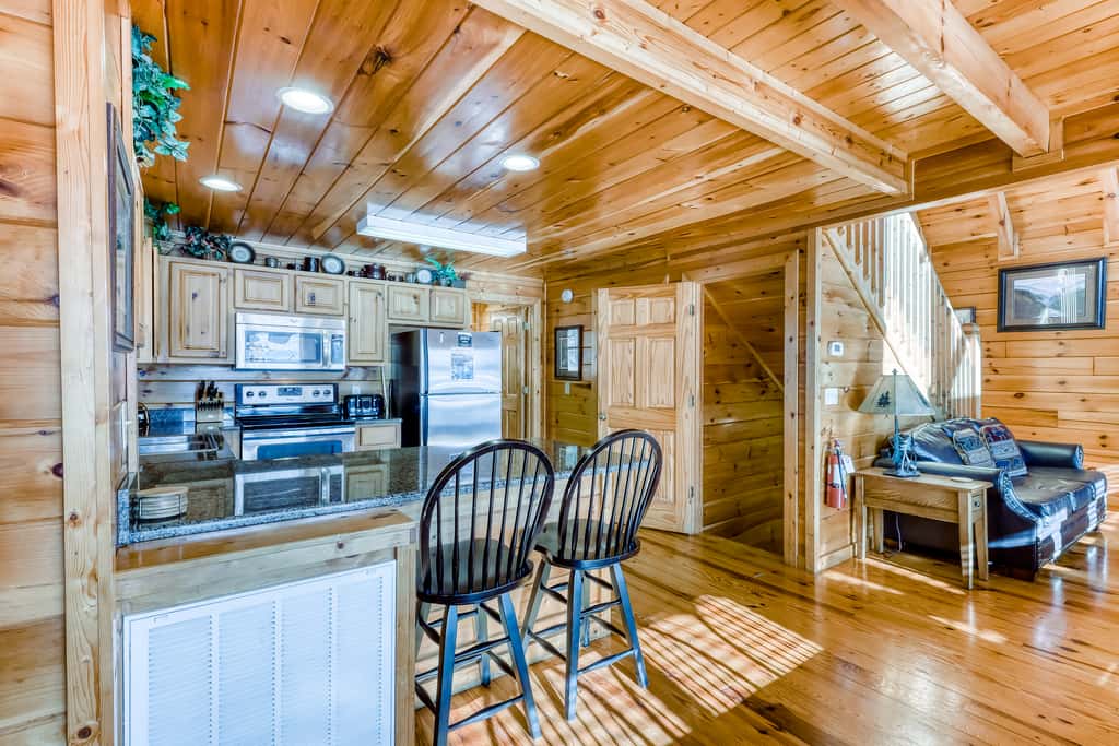 Peaceful cabin in a gated community & private hot tub