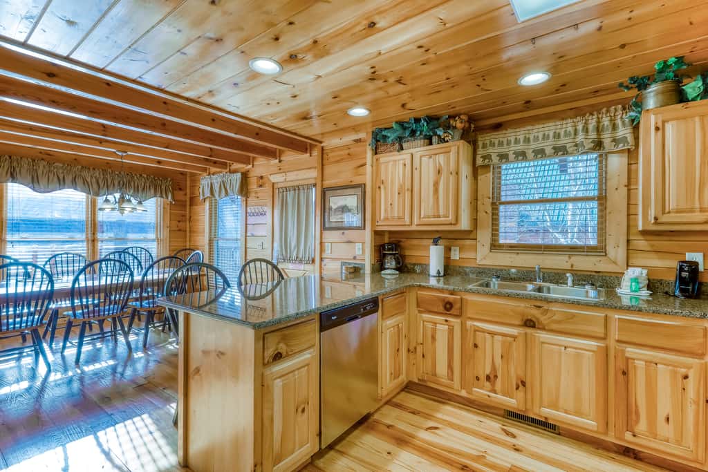 Peaceful cabin in a gated community & private hot tub