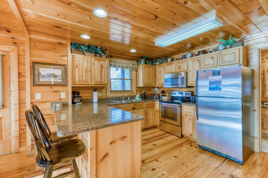 Peaceful cabin in a gated community & private hot tub