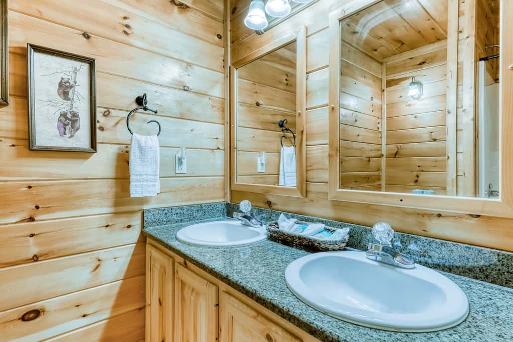 Peaceful cabin in a gated community & private hot tub