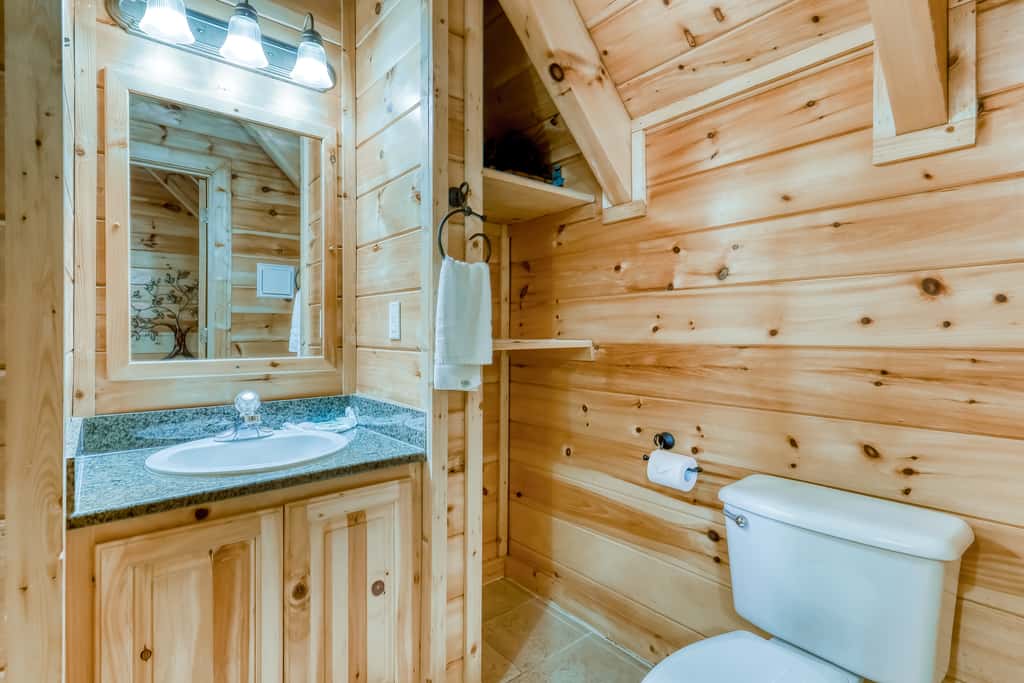 Peaceful cabin in a gated community & private hot tub