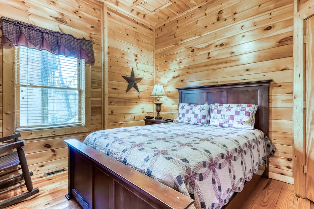 Peaceful cabin in a gated community & private hot tub