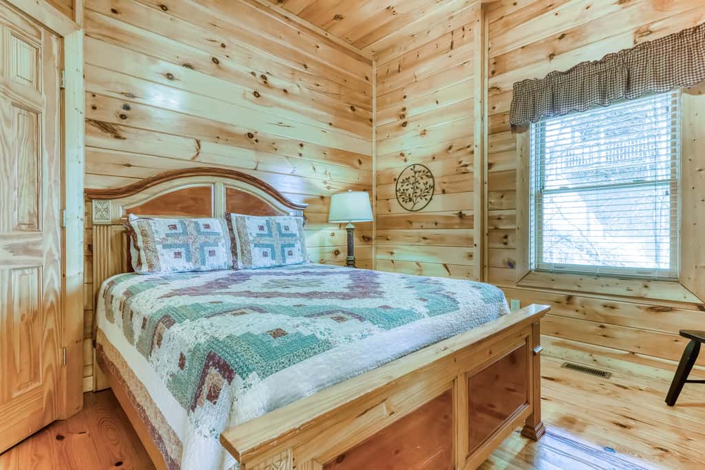 Peaceful cabin in a gated community & private hot tub