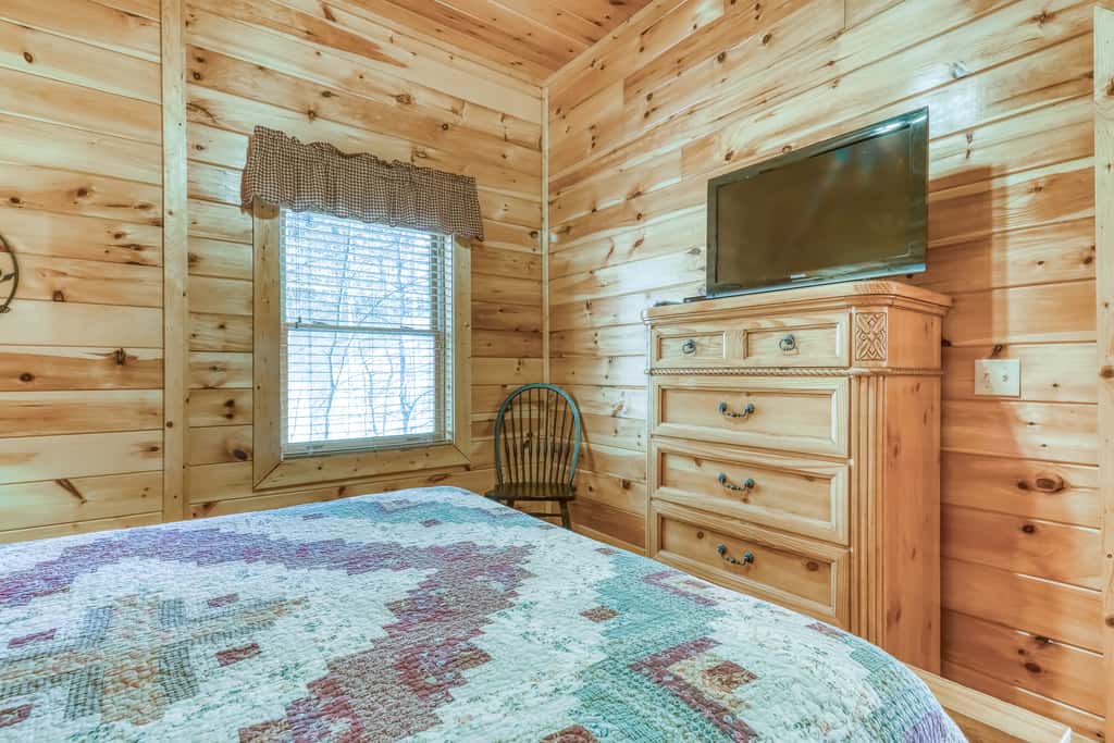 Peaceful cabin in a gated community & private hot tub