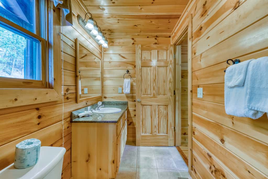 Peaceful cabin in a gated community & private hot tub