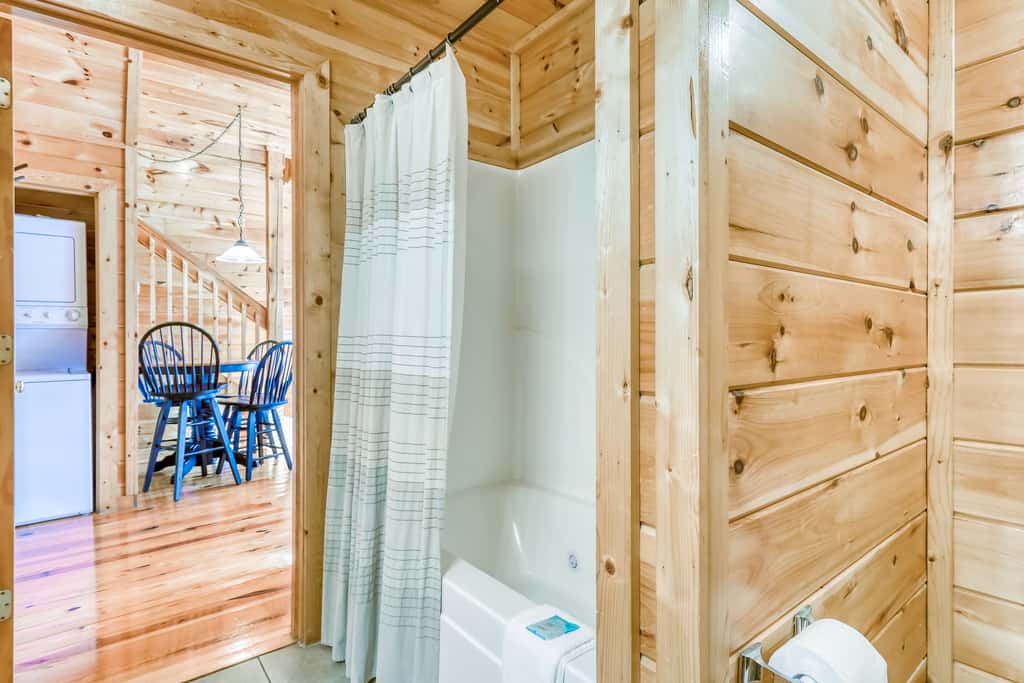 Peaceful cabin in a gated community & private hot tub