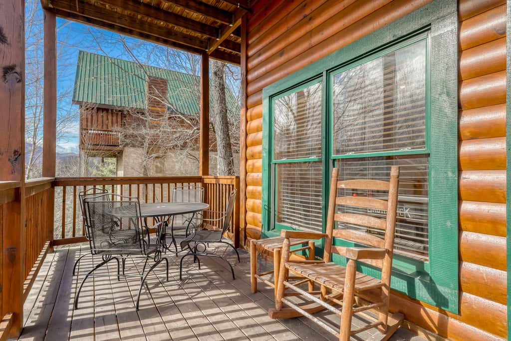 Peaceful cabin in a gated community & private hot tub