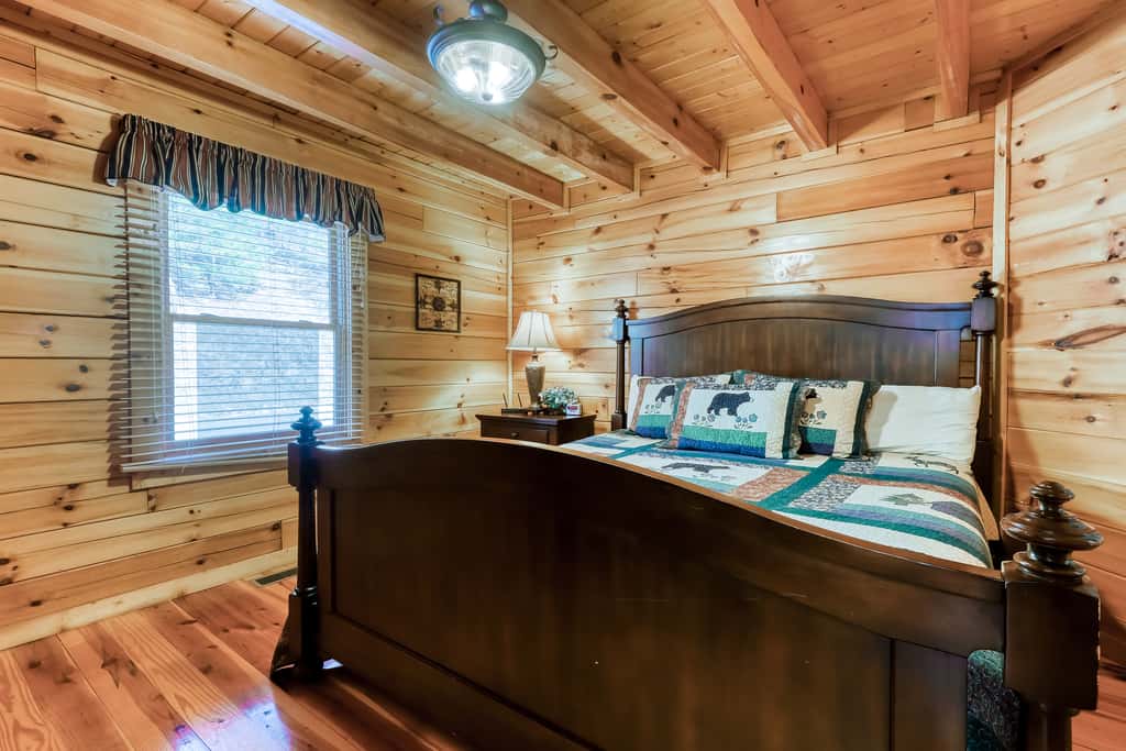 Peaceful cabin in a gated community & private hot tub