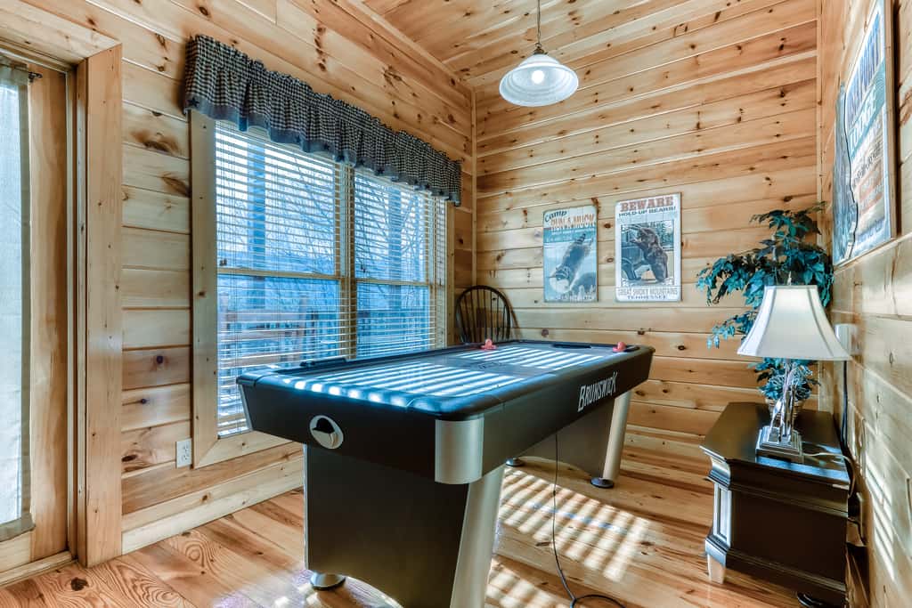 Peaceful cabin in a gated community & private hot tub