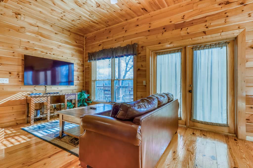 Peaceful cabin in a gated community & private hot tub