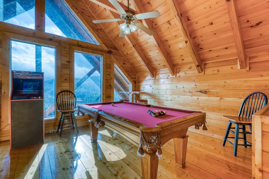 Peaceful cabin in a gated community & private hot tub