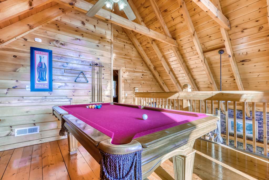 Peaceful cabin in a gated community & private hot tub