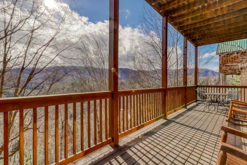 Peaceful cabin in a gated community & private hot tub