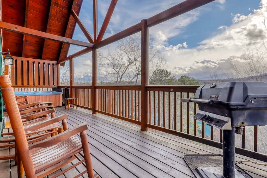 Peaceful cabin in a gated community & private hot tub