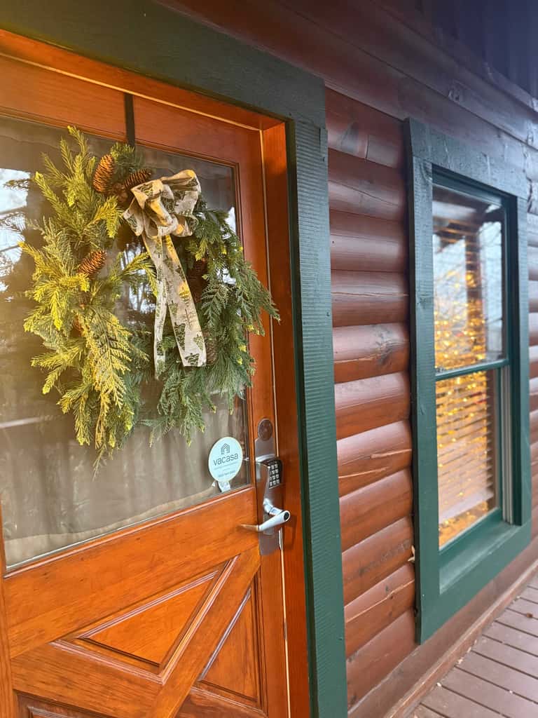 Peaceful cabin in a gated community & private hot tub