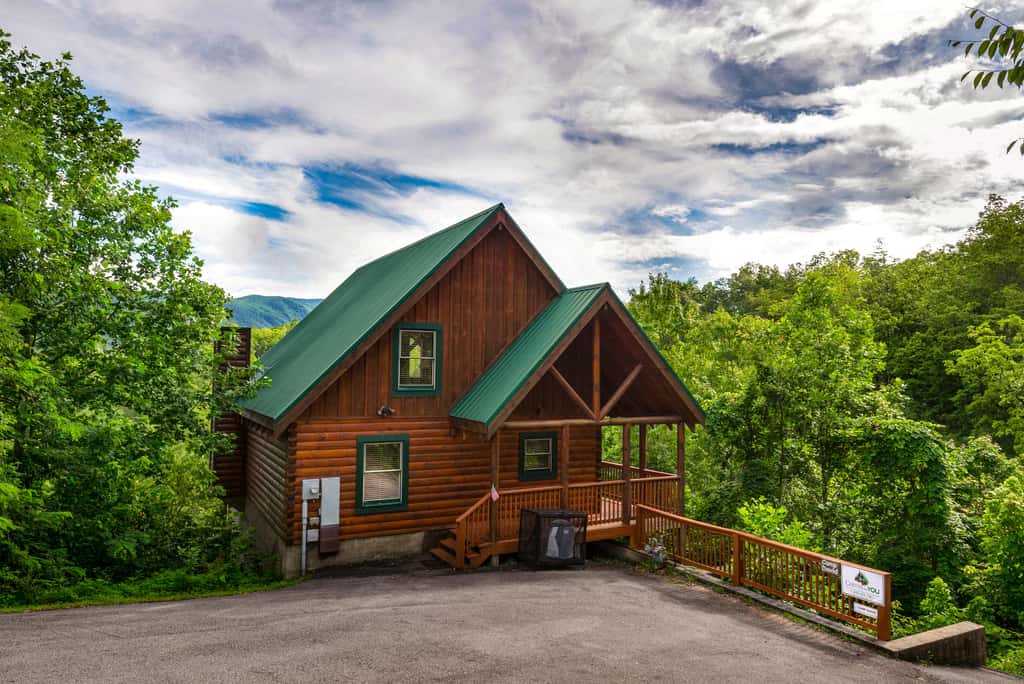 Scenic Log, Sleeps 6, Hot Tub, Balcony, Pool Table