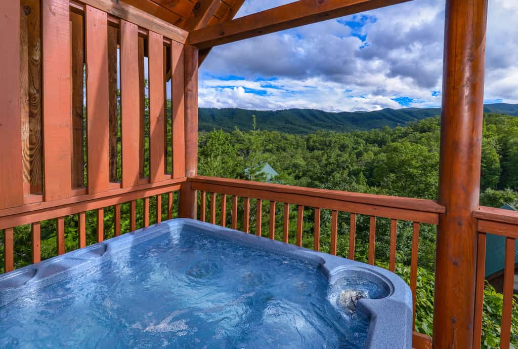 Scenic Log, Sleeps 6, Hot Tub, Balcony, Pool Table