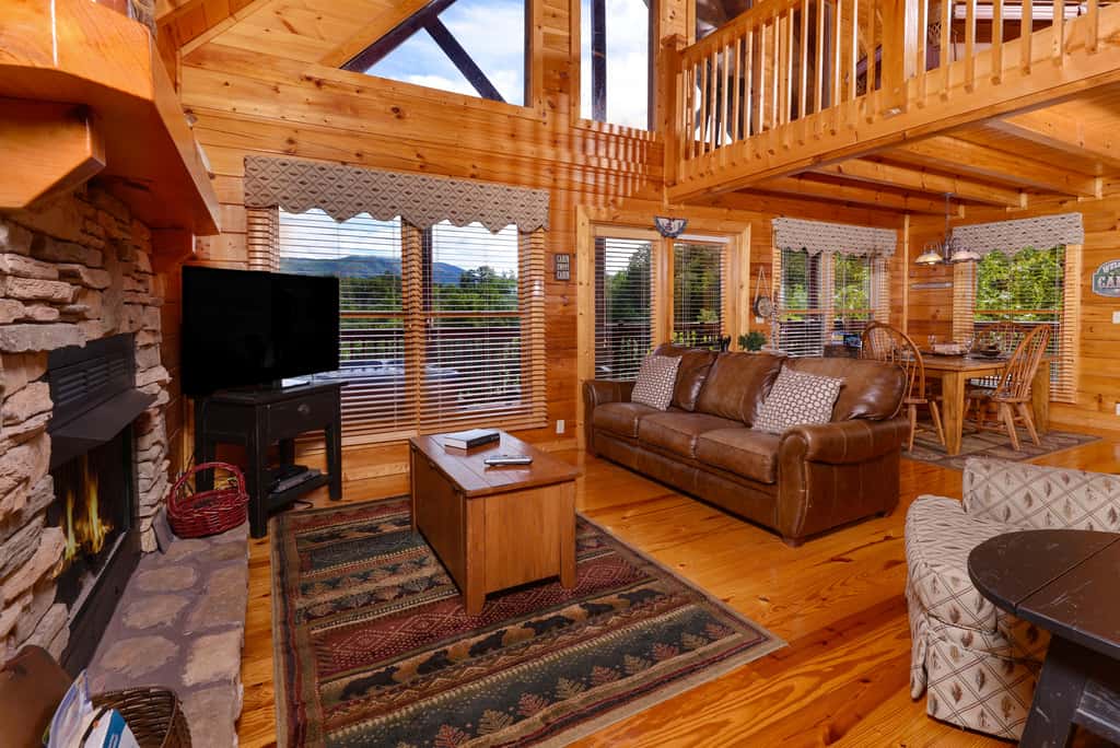 Scenic Log, Sleeps 6, Hot Tub, Balcony, Pool Table